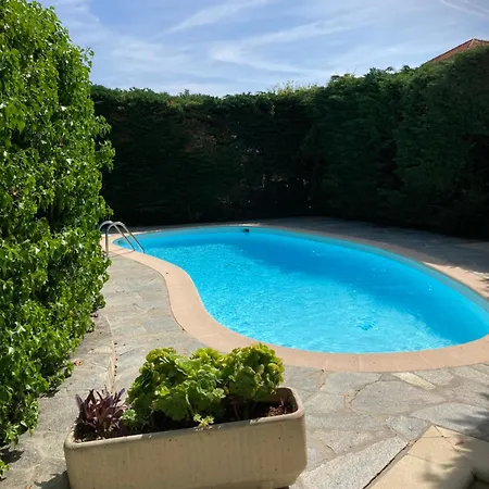 Superbe Parking Piscine